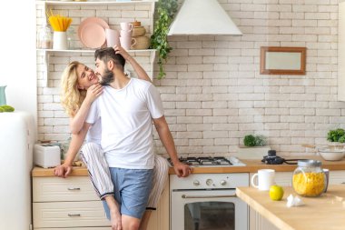 Güzel genç kadın erkek arkadaşına sarılıyor