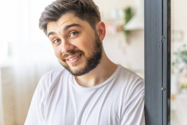 Neşeli sakallı adam evde poz