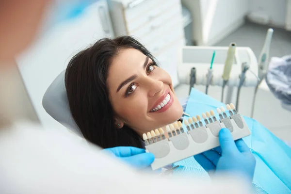 Стоматолог вибирає правильні імплантати щасливій жінці — стокове фото