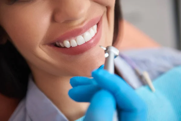 Linda dama teniendo procedimiento dental en odontología — Foto de Stock