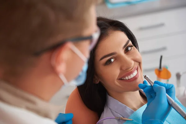 Stomatologist i skyddande mask gör professionella tänder rengöring — Stockfoto
