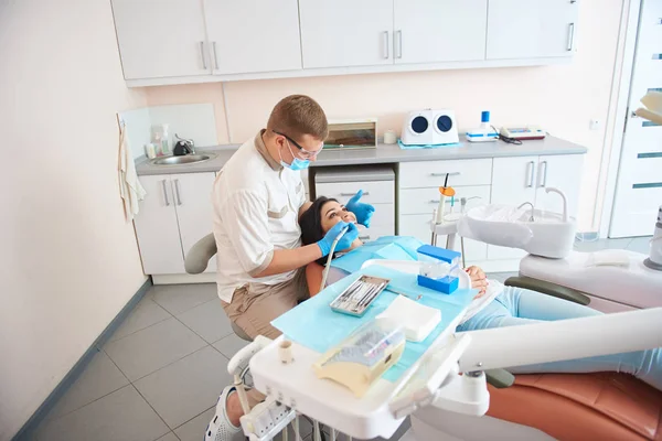 Mujer sometida a procedimiento dental en clínica moderna — Foto de Stock