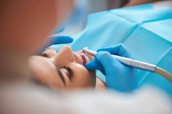 Mujer feliz tratando dientes en un dentista profesional — Foto de Stock