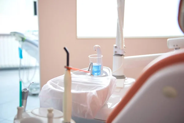 Профессиональное стоматологическое оборудование находится в стоматологии — стоковое фото