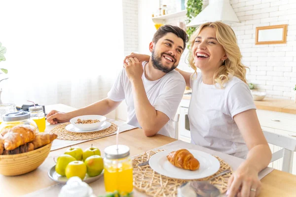 Happy par är att ha frukost hemma — Stockfoto