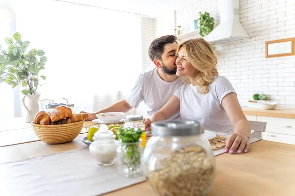 Vacker fru med man i köket — Stockfoto