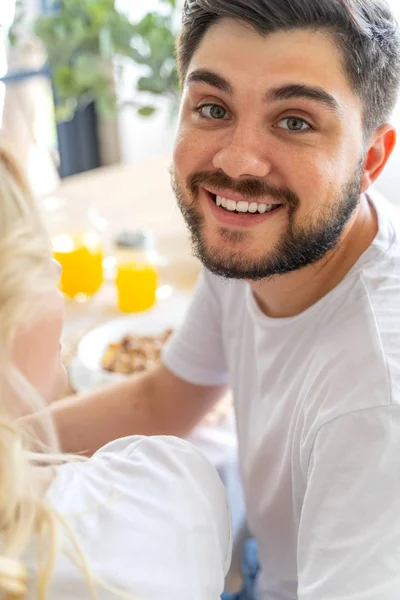 Ο ευτυχισμένος άνθρωπος έχει πρωινό στο σπίτι — Φωτογραφία Αρχείου