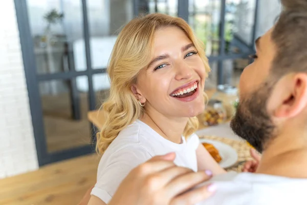 Bella giovane donna si sta divertendo a ridere — Foto Stock