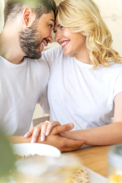 Jovem casal romântico passar um dia de folga — Fotografia de Stock