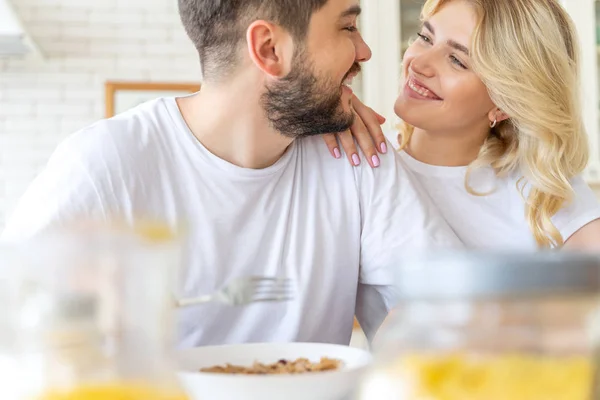 Pretty Lady är att ha frukost med pojkvän — Stockfoto