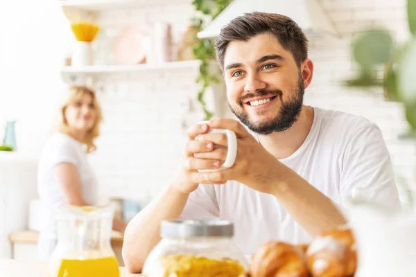 Un hombre barbudo sonriente sostiene una taza — Foto de Stock