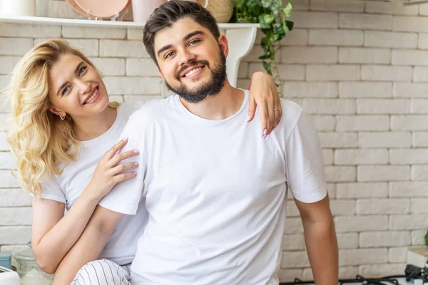 Boldog ifjú pár áll a konyhában — Stock Fotó