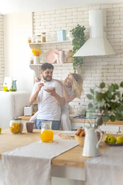 Glatt par stående i köket på morgonen — Stockfoto