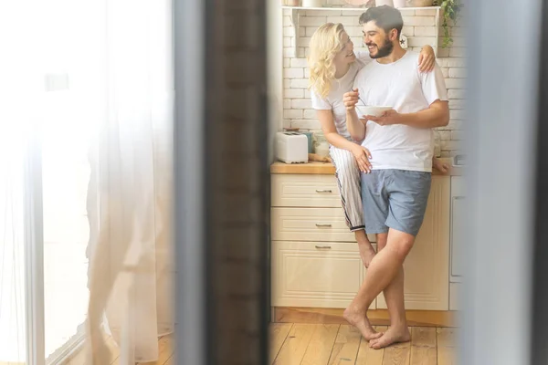 Glücklicher Mann frühstückt zu Hause — Stockfoto