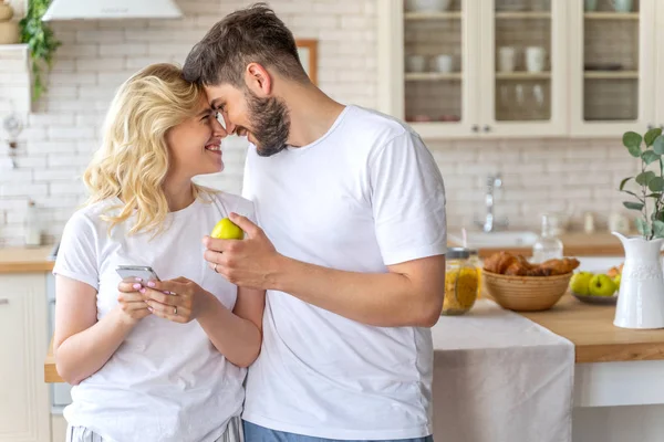 Lycklig gift par är att ha romantisk morgon — Stockfoto