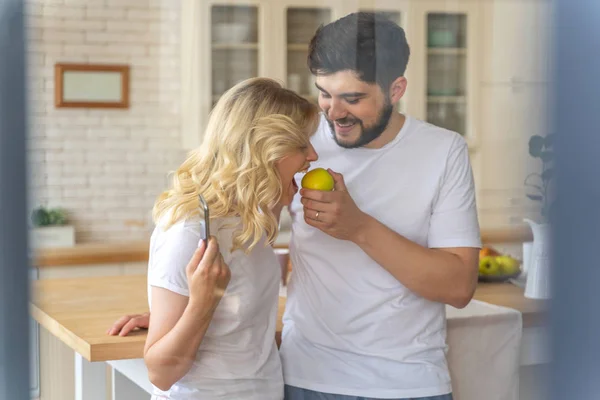 Boldog pár szerelmes kóstolás egy almát — Stock Fotó