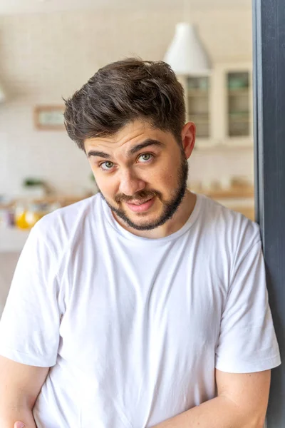 Beau mec a l'air surpris avec le sourire — Photo