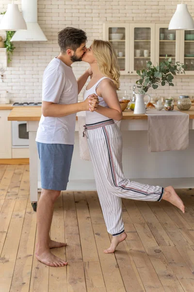 Seven genç çift mutfakta öpüşme