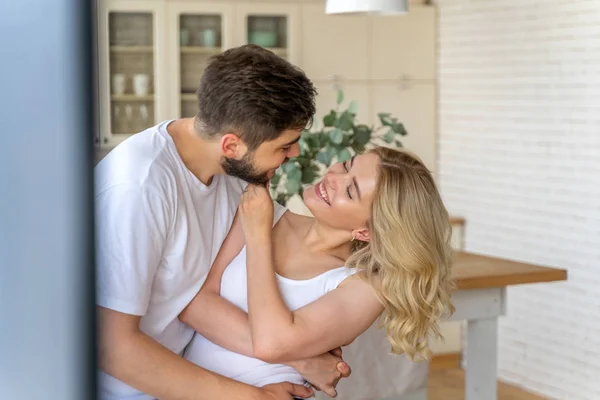 Casal apaixonado se divertindo em casa — Fotografia de Stock