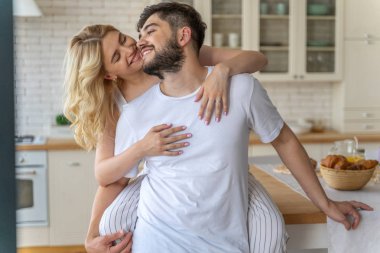 Güzel genç bayan erkek arkadaşına sarılıyor