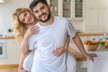 Mutlu genç çift kameraya bakıyor