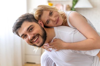 Güzel bayan erkek arkadaşı omuzları sarılma