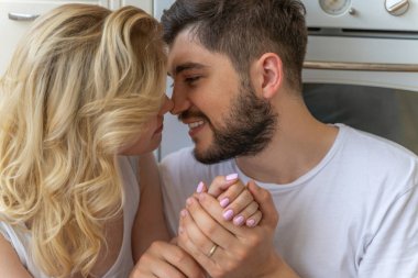 Mutlu genç çift birbirlerine bakıyor