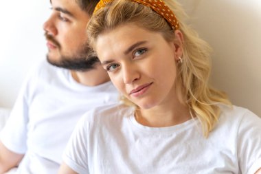 Gülümseyen genç kadın kameraya bakıyor