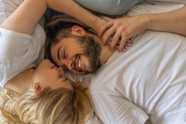 Mutlu çift evde romantik zaman yaşıyor