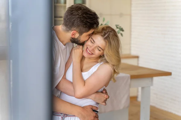 Marido feliz beijando sua esposa em casa — Fotografia de Stock