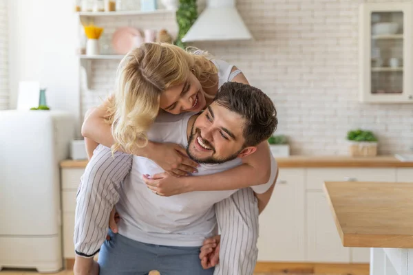 Bella signora sta abbracciando il suo ragazzo strettamente — Foto Stock