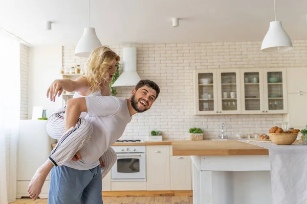 Uomo e donna felici che si divertono nell'appartamento — Foto Stock