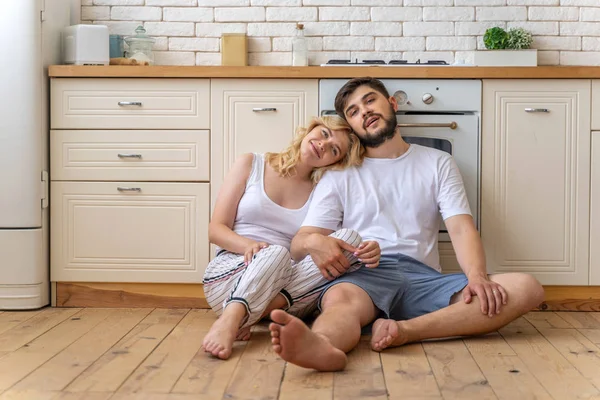 Coppia felice seduta sul pavimento della casa — Foto Stock