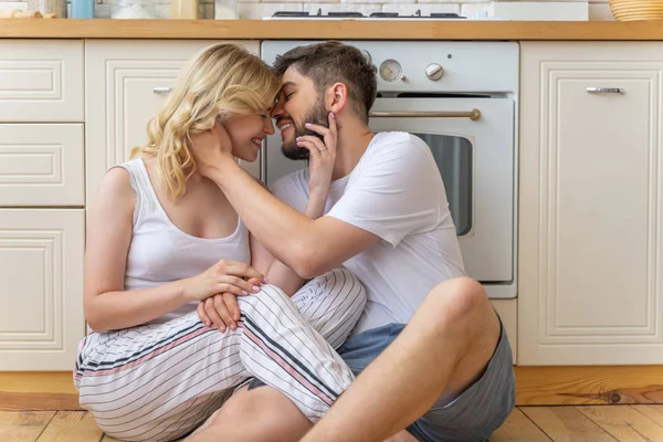 Gelukkige man en vrouw kijken naar elkaar — Stockfoto