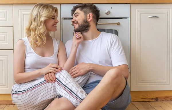 Mooie vrouw het aanraken van mannelijke baard met de hand — Stockfoto