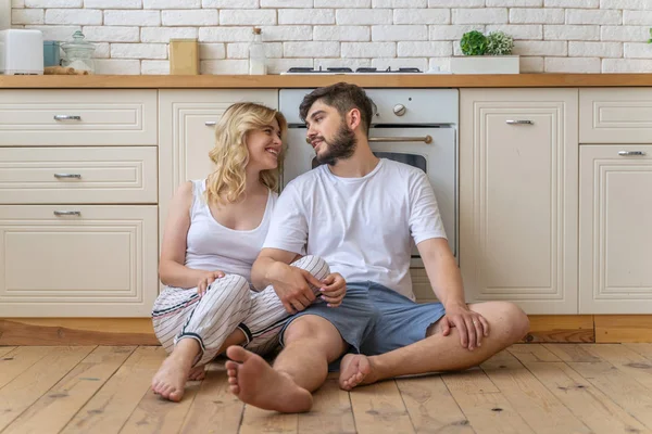 Boldog pár nézi egymást otthon — Stock Fotó