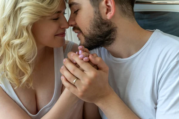 Boldog szakállas férfi kezében barátnője kezét — Stock Fotó