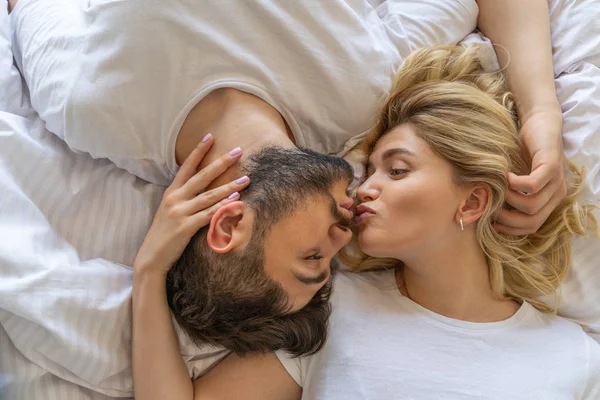 Süßes verliebtes Paar küsst sich im Bett — Stockfoto