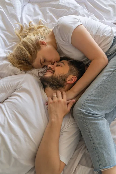 Lycklig kvinna kysser hennes pojkvän panna — Stockfoto