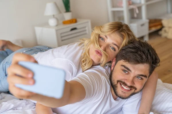 Γλυκό ζευγάρι κάνει selfie στην κρεβατοκάμαρα — Φωτογραφία Αρχείου