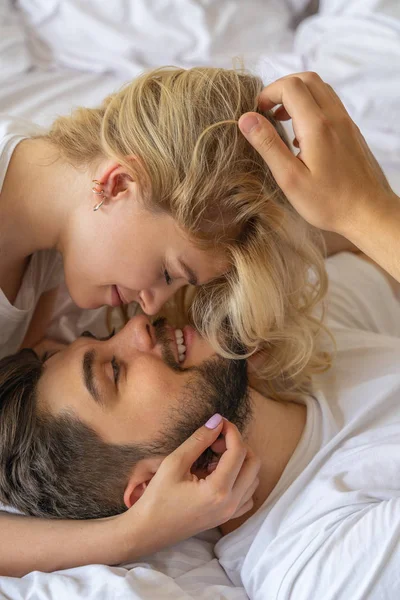 寝室で休む愛の笑顔のカップル — ストック写真