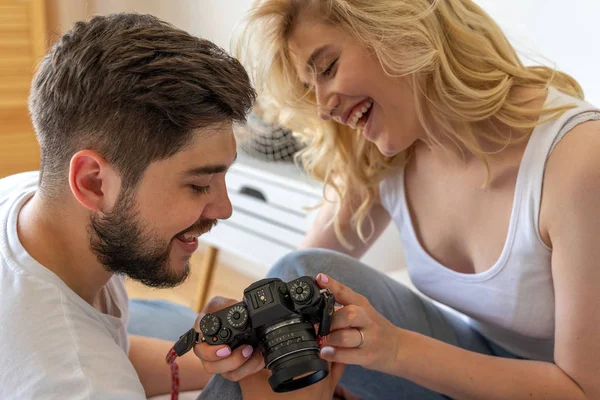 快乐的男人和女人看着相机 — 图库照片