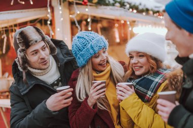 Derslerinden sonra birlikte yürüyen neşeli öğrenciler