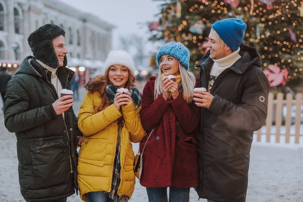 Pozitif memnun gençler birlikte eğleniyor