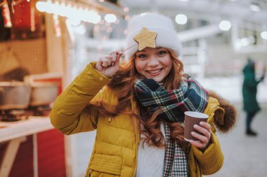 Neşeli kızıl saçlı kadın kişi kamera poz