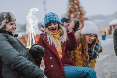 Derslerden sonra yürüyen olumlu memnun gençler