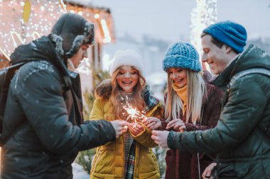 Kış sınavlarının bitmesini kutlayan neşeli arkadaşlar