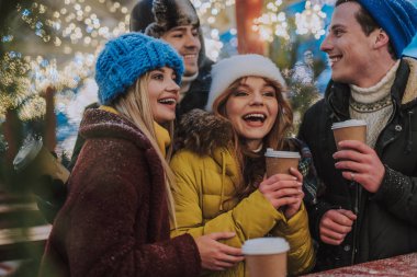 Olumlu memnun en iyi arkadaşlar sıcak içecekler içme