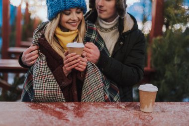 Neşeli genç kadın eşine yakın duruyor