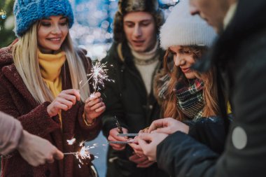 Mutlu öğrenciler kış seansının sona erdiğini kutluyorlar